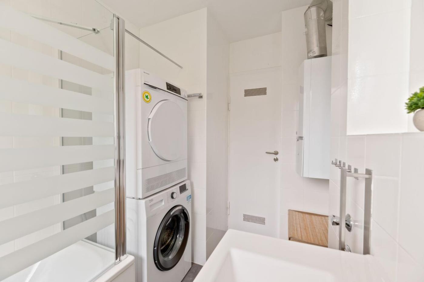Westside Flat - 5min To Downtown Apartment *